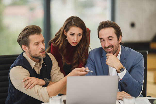 Skupina lidí se kouká do notebooku